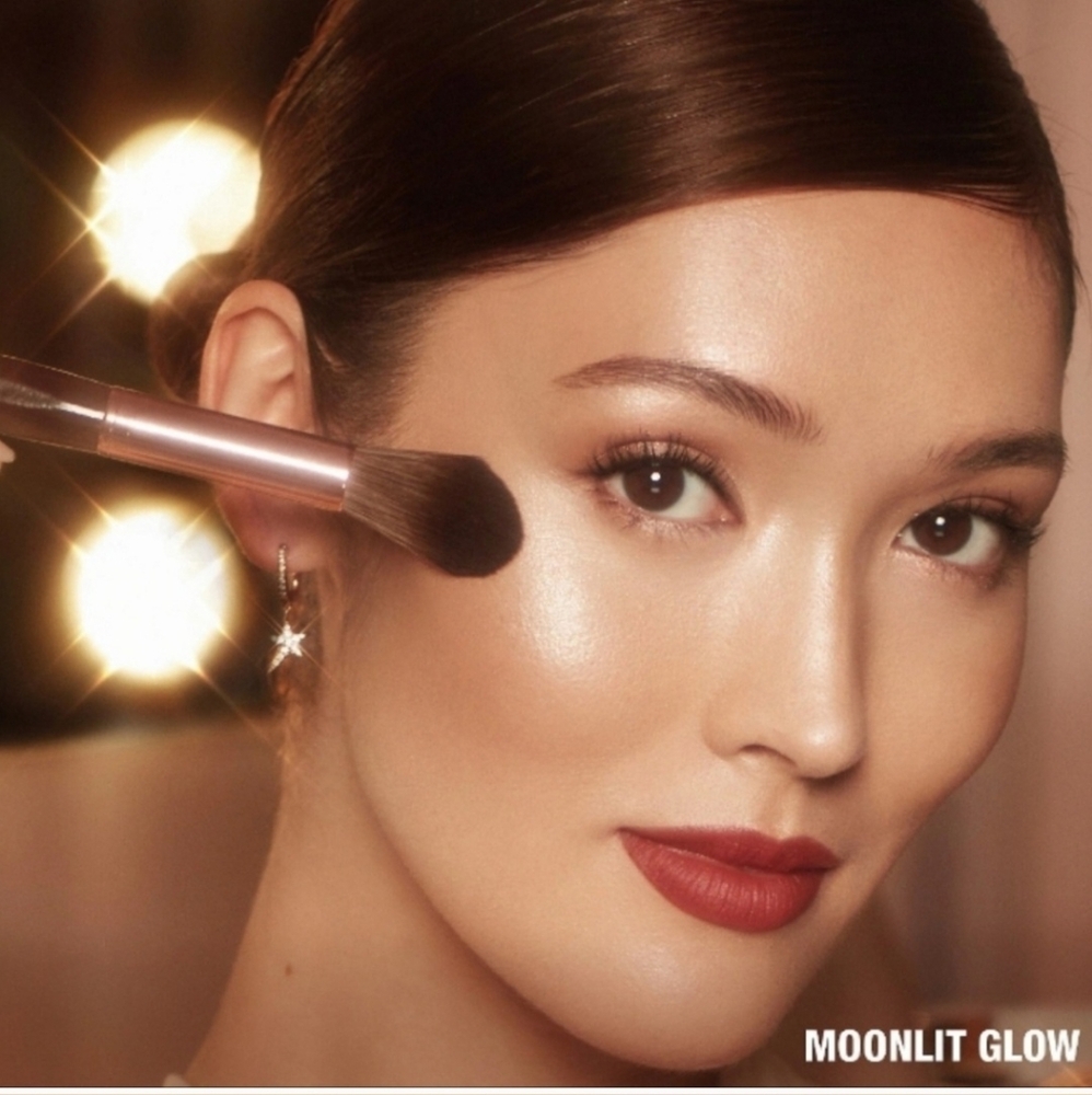 Charlotte Tilbury Glow Glide Face Architect Highlighter in Moonlit Glow - Picture 8 of 11